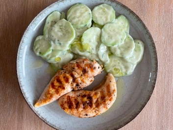 Gurkensalat mit Kefir-Dressing