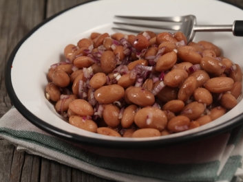 Ensalada de alubias con cebolla