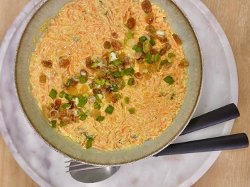 Ensalada de zanahoria con yogur, pasas y aceite de nuez