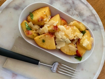 Ensalada de melocotones con parmesano