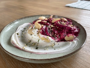 Ensalada de remolacha con yogur y aderezo de granada y naranja