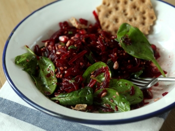 Ensalada de remolacha con granada y espinacas