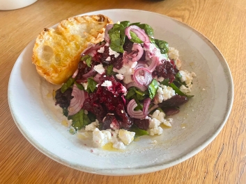 &Ouml;sszet&ouml;rt s&uuml;lt c&eacute;klasal&aacute;ta spen&oacute;ttal &eacute;s feta sajttal