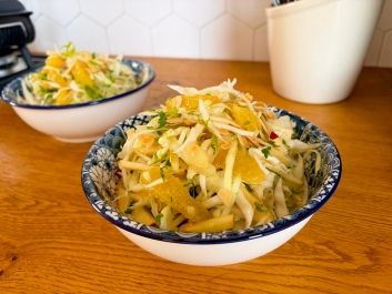 Ensalada de col con hinojo, naranjas y manzanas
