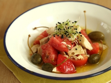 Ensalada espa&ntilde;ola de tomate y at&uacute;n
