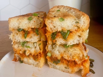 S&aacute;ndwich caliente con queso y kimchi