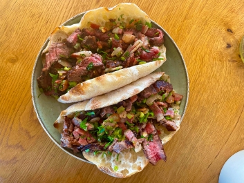 S&aacute;ndwich de bistec y panceta