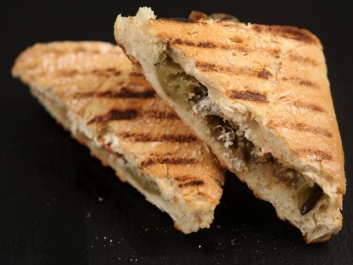 Sandwich tostado con berenjena y queso de cabra