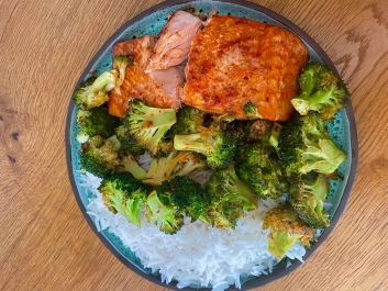 Salm&oacute;n con br&oacute;coli al horno