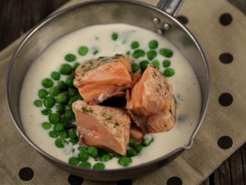 Salm&oacute;n con salsa de eneldo y guisantes