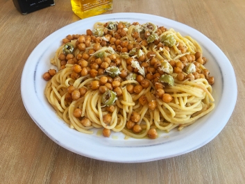 Espaguetis con garbanzos