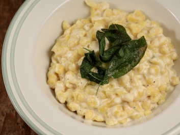 Sp&auml;tzle mit Salbei und R&auml;ucherk&auml;se