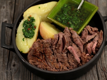 Steak con patatas nuevas y salsa verde