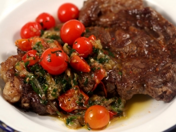 Rindersteak mit Tomaten-Sardellen-Salsa