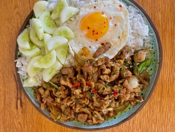 Schweinefleisch-Stir-Fry mit Basilikum