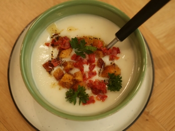 Blumenkohl-Cremesuppe mit Chorizo