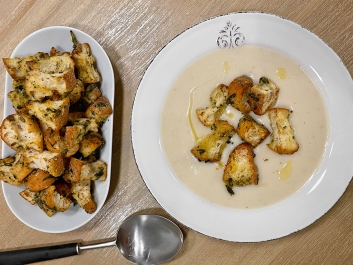 Cremige Blumenkohlsuppe mit Senf