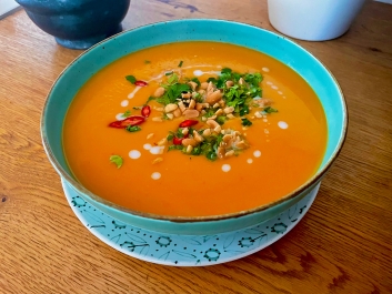 Crema de calabaza con hierba lim&oacute;n y leche de coco