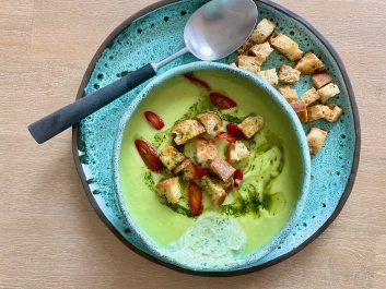 Zucchini-Cremesuppe mit Ricotta-Estragon-Creme und Dill&ouml;l