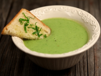 Crema de calabac&iacute;n y guisantes con ajo silvestre