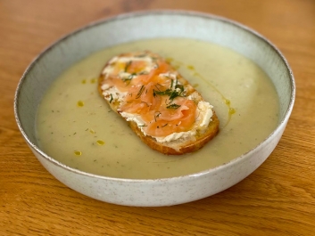 Crema de hinojo con salm&oacute;n ahumado