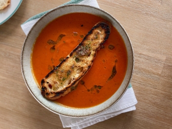 Cremesuppe aus ger&ouml;stetem Gem&uuml;se