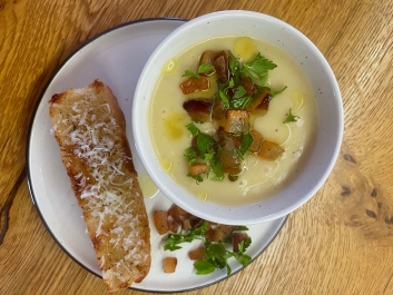 Crema de Chiriv&iacute;a con Trufa Blanca