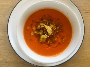 Tomaten-Cremesuppe mit Sardellen
