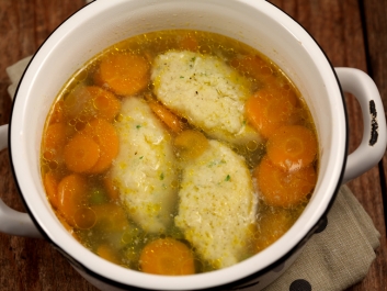 Sopa de guisantes con alb&oacute;ndigas de s&eacute;mola