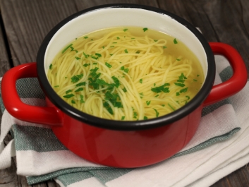 H&uuml;hnersuppe mit Hausnudeln