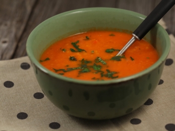 Suppe aus Tomaten und ger&ouml;steten Paprika