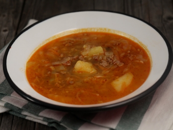 Kohlsuppe mit Hackfleisch