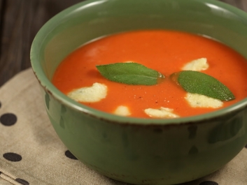 Kalte Tomatensuppe mit Ricotta-Kl&ouml;&szlig;chen