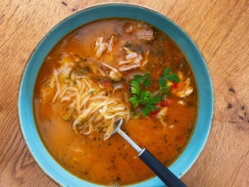 Thai csirk&eacute;s t&eacute;szt&aacute;s leves