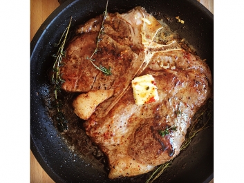 Serpenyős T-bone steak vajjal &eacute;s fokhagym&aacute;val