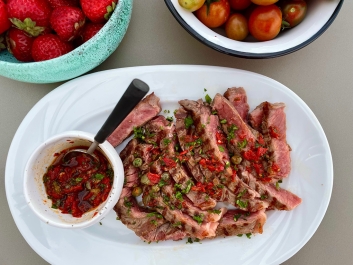 Tagliata con salsa puttanesca
