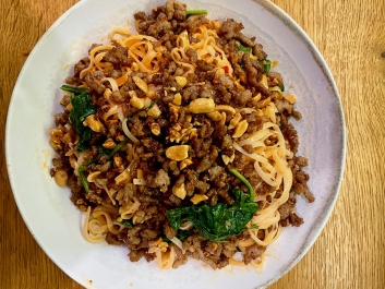 Fideos de arroz con salsa cremosa de s&eacute;samo y carne aromatizada con cacahuetes