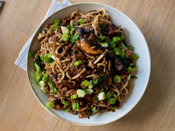 Fideos japoneses con cerdo y champi&ntilde;ones