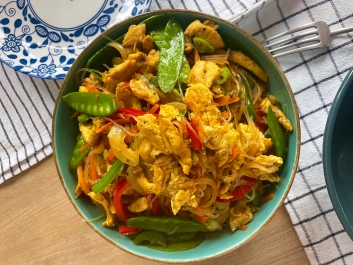 Fideos Singapur con Pollo y Verduras