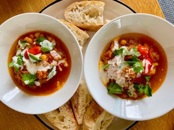 Taj&iacute;n de berenjenas y tomates con garbanzos y pasas