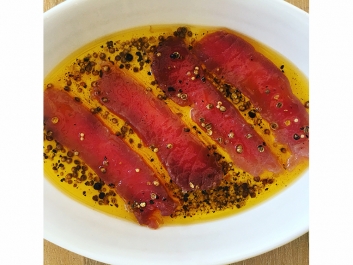 At&uacute;n marinado con 7 aromas