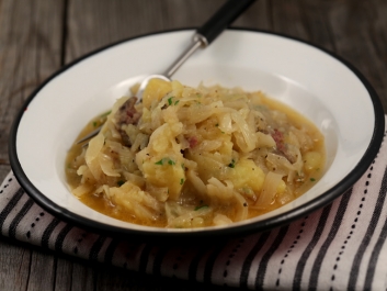 Col con patatas y salchichas ahumadas