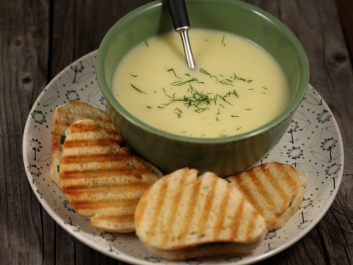 Krumpli velout&eacute; medvehagym&aacute;s pir&iacute;t&oacute;ssal