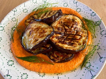 Grillezett padlizs&aacute;n romesco sz&oacute;sszal napraforg&oacute;magb&oacute;l