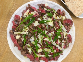 Marhah&uacute;s tapenade-dal &eacute;s parmez&aacute;nnal