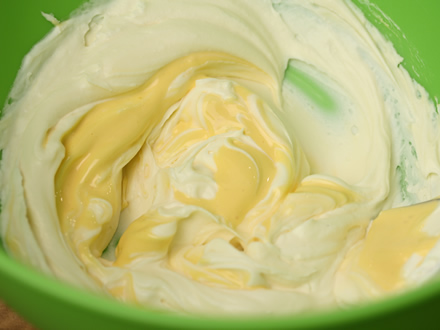 Adaugam crema de galbenusuri in mascarpone