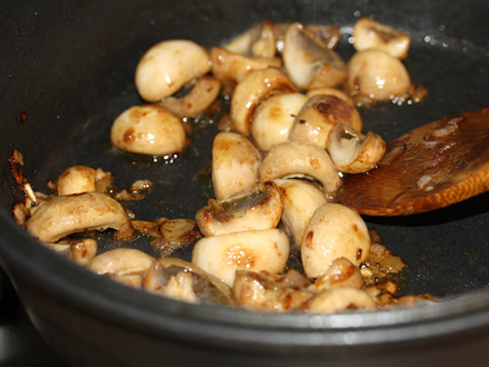 Ciuperci prajite cu ceapa si vin