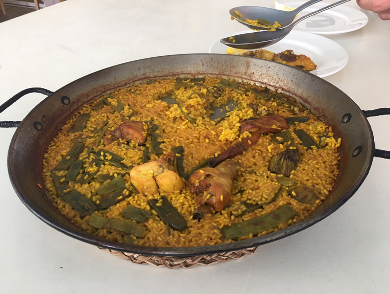 Paella valenciana (e cu carne de pui si iepure, fasole lata si anghinare)