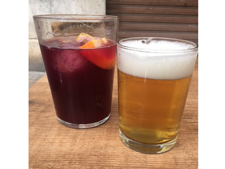 Vino tinto de verano si cerveza pequena