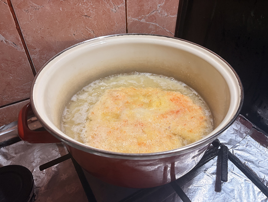 Ceapa si ardeiul se fierb in ulei timp de 30 minute